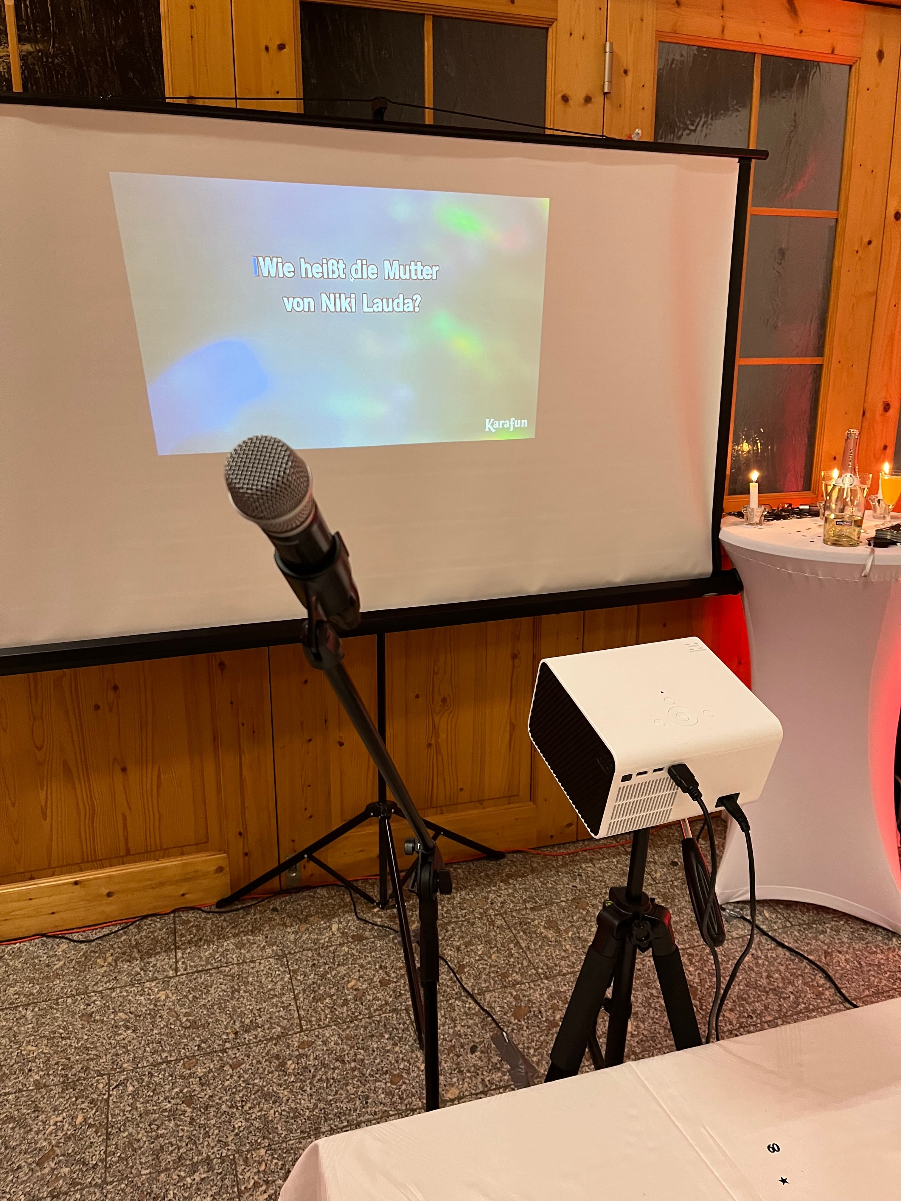 Karaoke Leinwand und Beamer auf Stativ