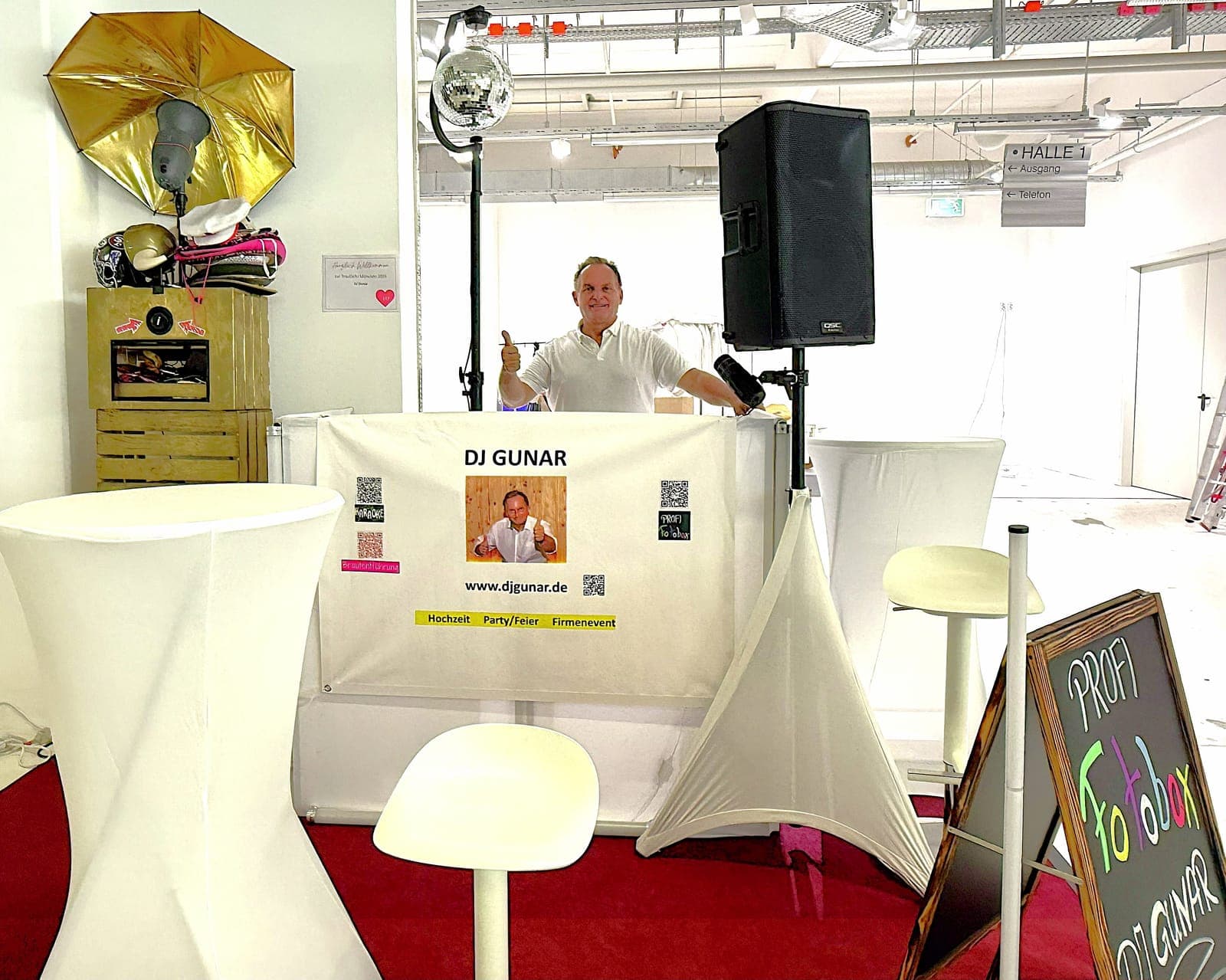 DJ Gunar an seinem Stand auf der TrauDich Hochzeitsmesse im MTC München