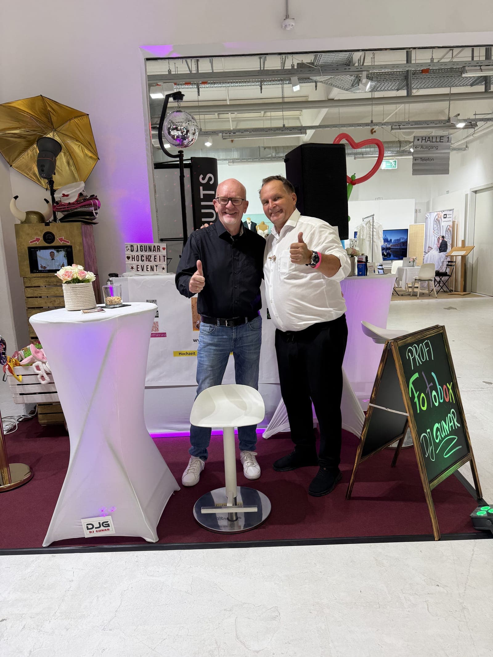 DJ Gunar mit einem Besucher am Stand auf der Hochzeitsmesse
