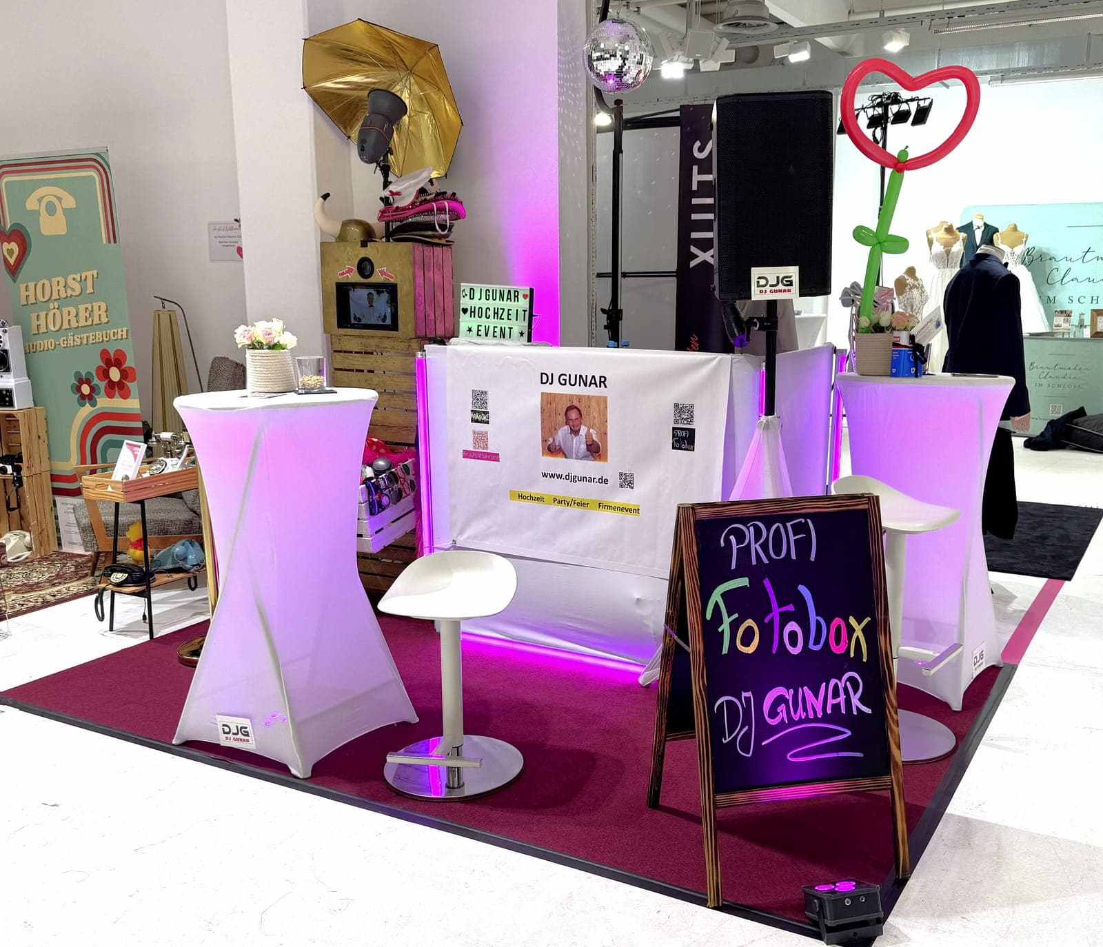 Stand von DJ Gunar auf der TrauDich Hochzeitsmesse mit Discokugel, Lautsprecher und Profi-Fotobox