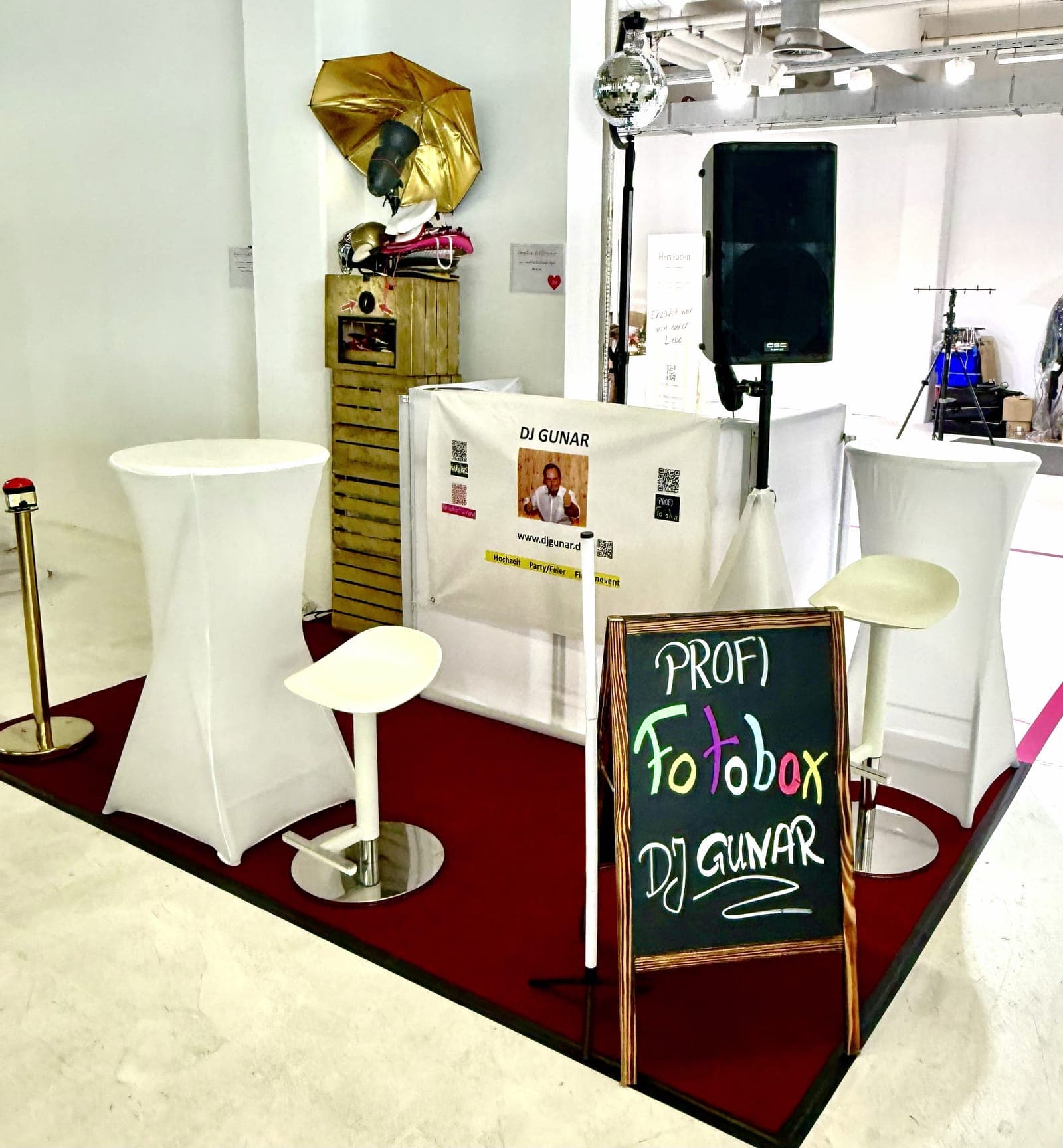 Messestand von DJ Gunar mit Stehtischen, Banner und Fotobox-Tafel